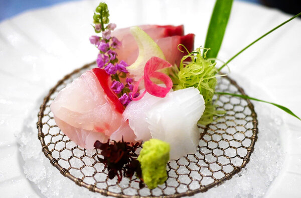 Sashimi có nhiều loại cá được trang trí tuyệt đẹp trên đá xay