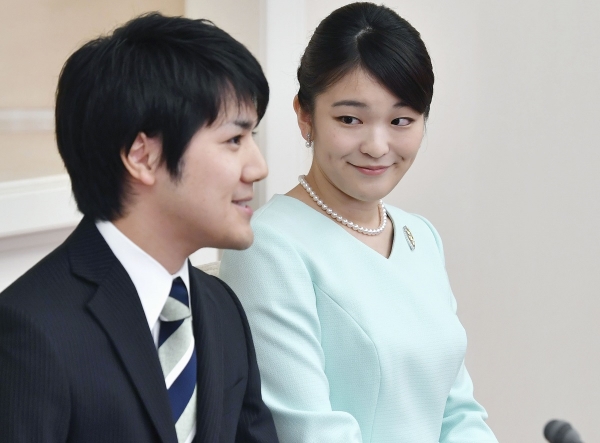 Cựu công chúa Mako nhìn chồng trìu mến trong buổi họp báo