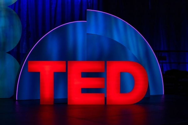 Khung nền quen thuộc trong các buổi diễn thuyết của TEDx Talks
