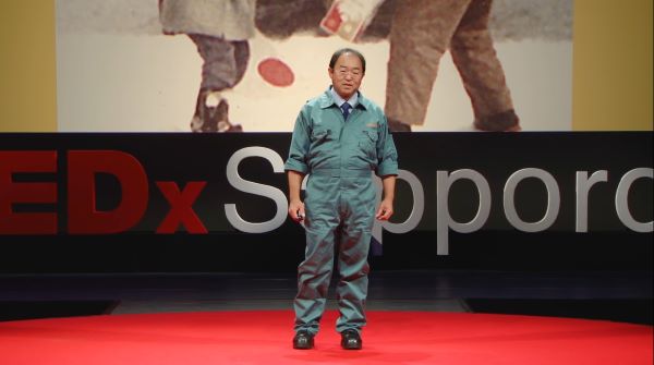 Hình ảnh Tsutomu Uematsu diễn thuyết tại TEDx Talks Sapporo