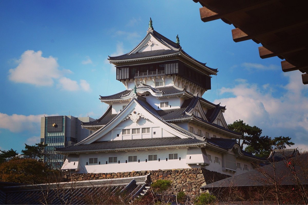 Lâu đài thành Fukuoka uy nghiêm, cổ kính