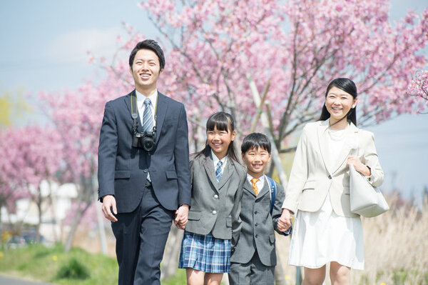 Ngày lễ khai giảng ở Nhật bố mẹ dẫn con đến trường nhập học