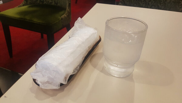 Oshibori và nước uống được cung cấp miễn phí tại nhà hàng Nhật Bản